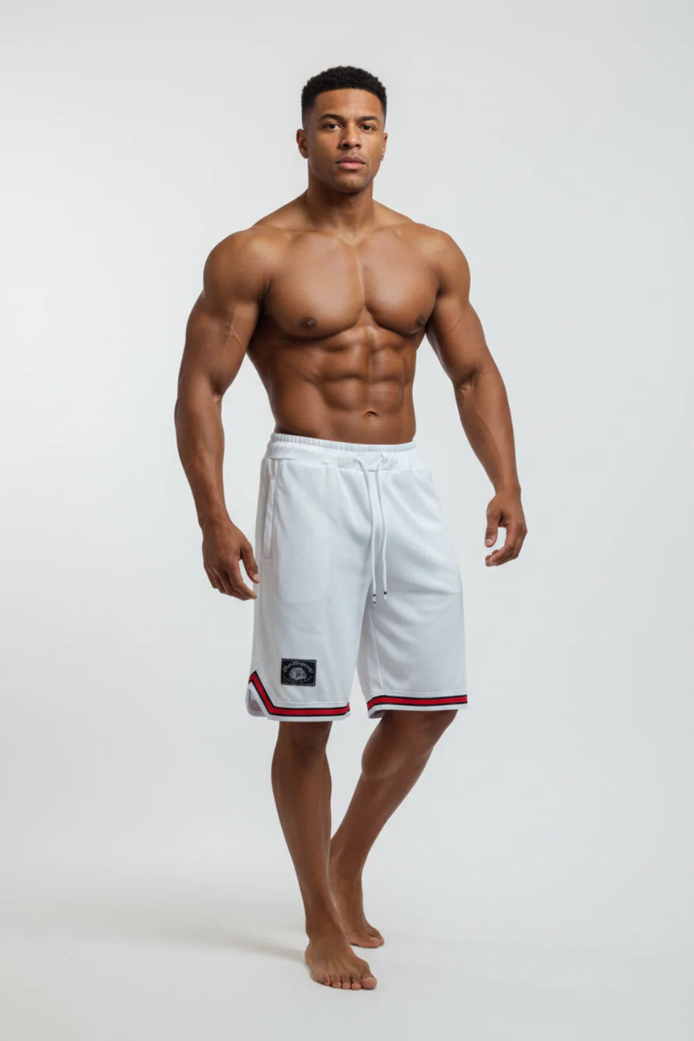 Men's white basketball shorts Thefreeway Sportswear art. 1503 worn by a bodybuilder