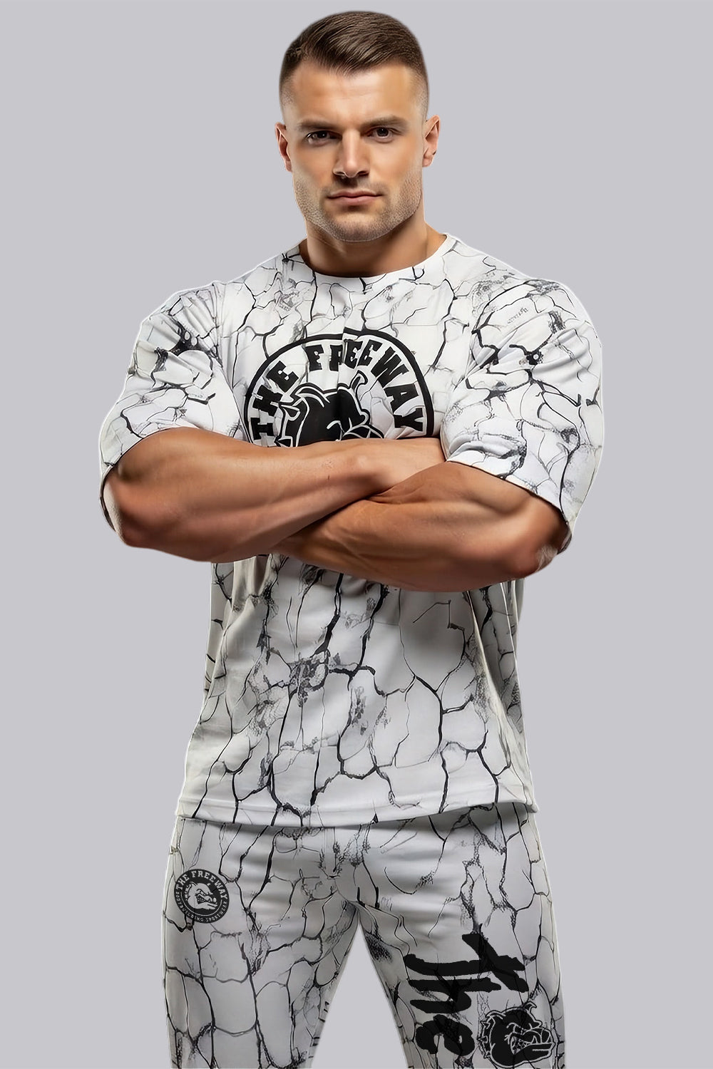 Men's white marbled rounded bodybuilding rag top Thefreeway Sportswear art. 2272 worn by a bodybuilder with crossed arms, front view