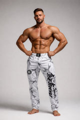 Unisex white marbled bodybuilding training pants Thefreeway Sportswear art. 252 worn by a bodybuilder in a front bodybuilding pose with black leg logo