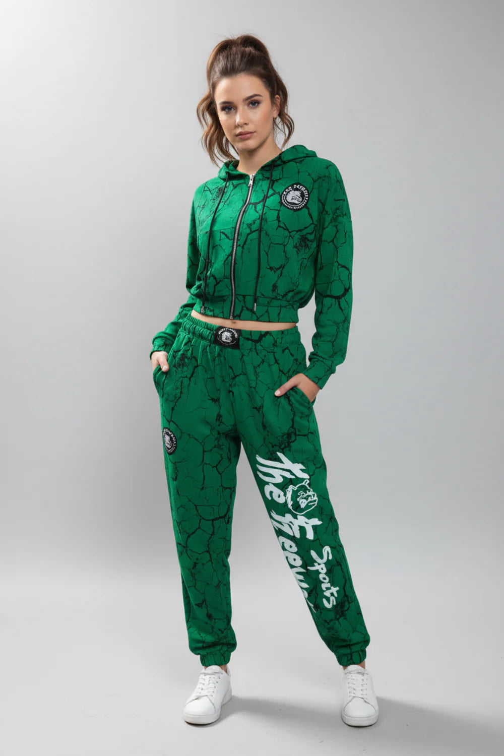 Thefreeway Art.7870 women's training suit in marbled green worn by a female model, full-body front view