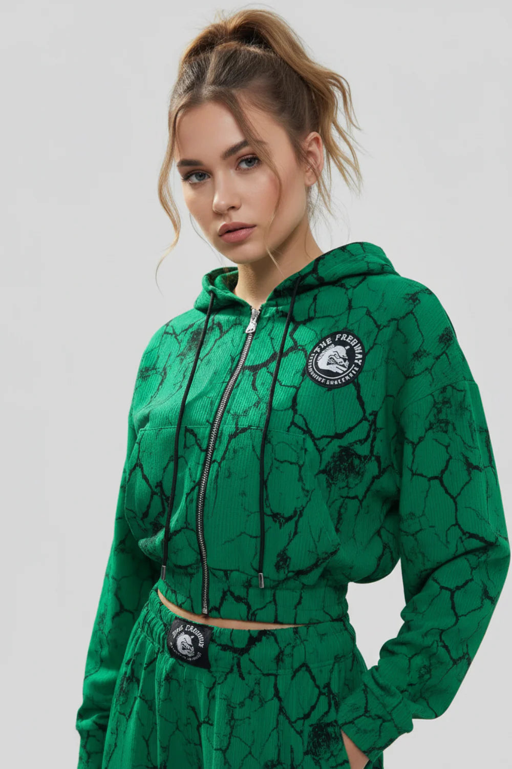 Thefreeway Art.7870 women's training suit in marbled green worn by a female model, upper-body three-quarter view